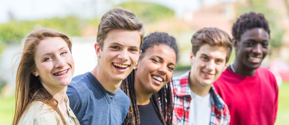 Jugendliche multiethnische Schüler lächeln in die Kamera