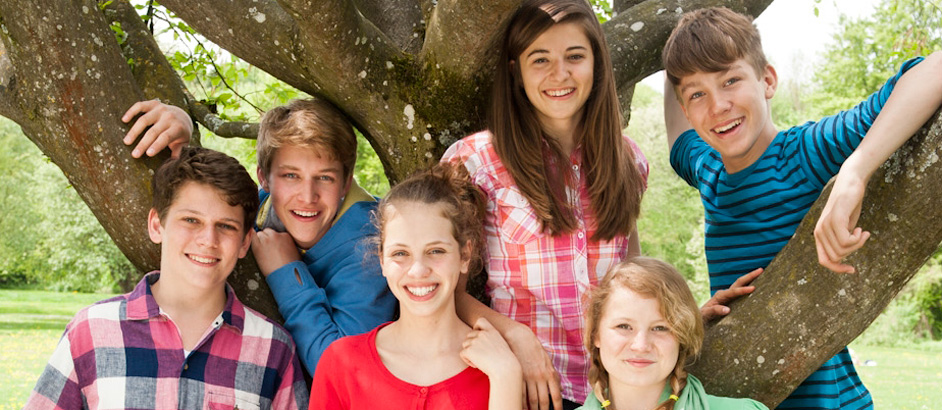 Gruppenfoto aller Protagonist:innen aus Beste Freunde in einem Garten