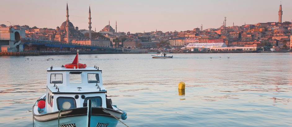 Boot fährt über den Bosporus in Abendsonne
