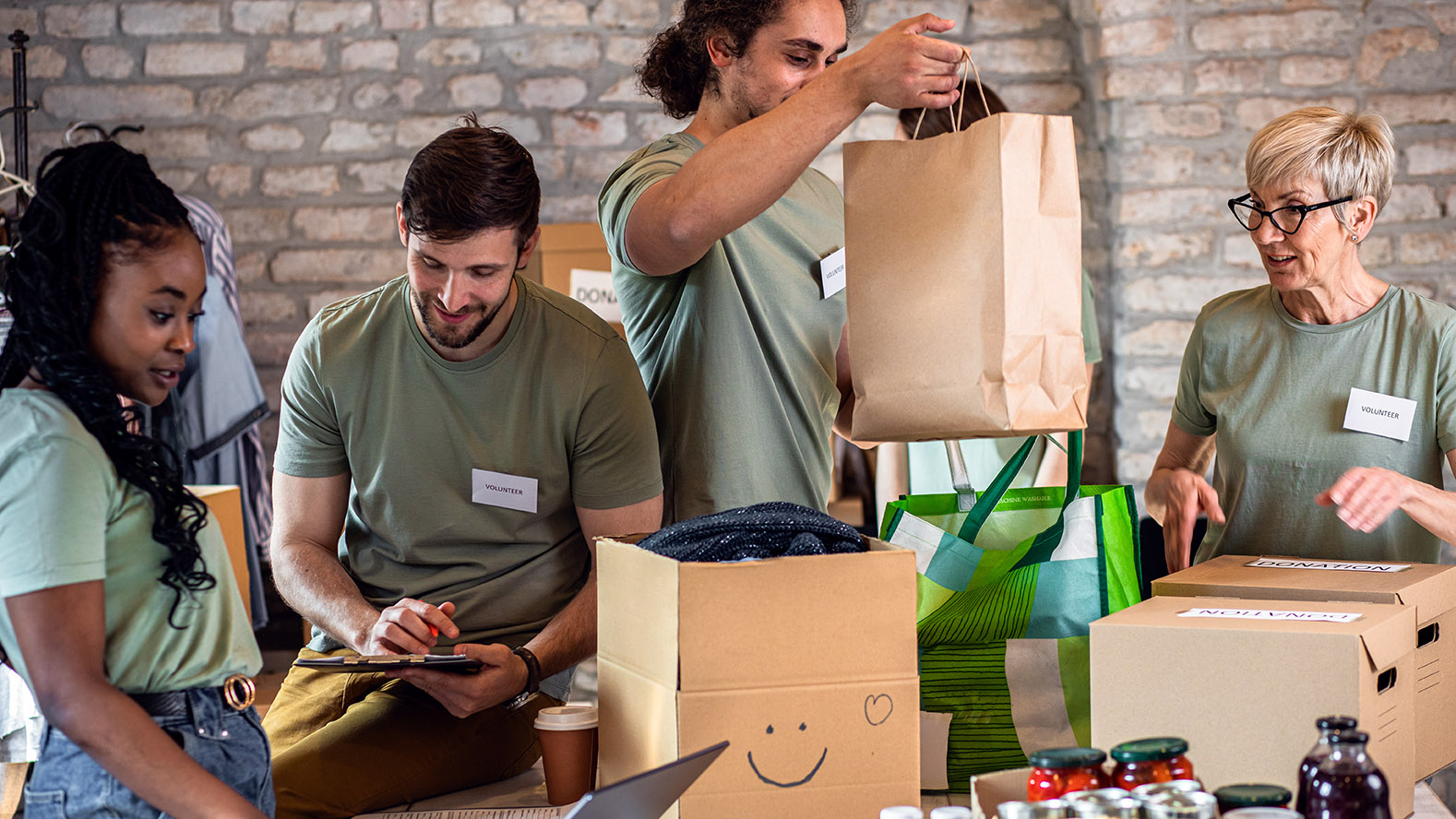 Eine Gruppe von Menschen sortiert Spenden und packt Pakete.