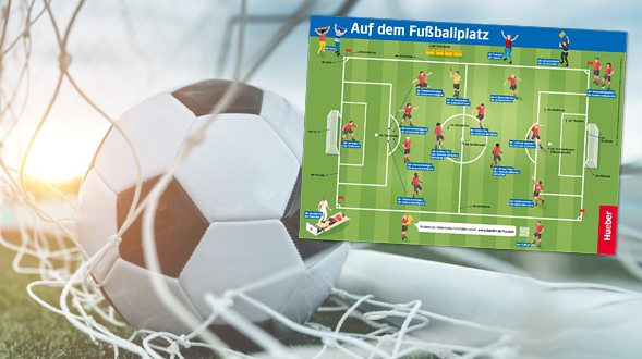 Fußball liegt in einem Tornetz, daneben die Illustration eines Posters mit dem Titel Auf dem Fußballplatz