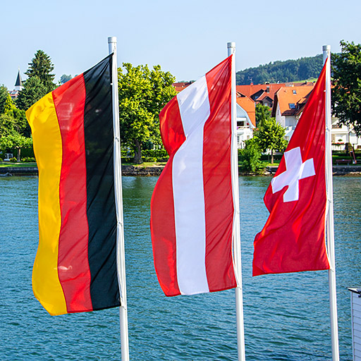 Flaggen von Deutschland, Österreich und Schweiz am Bodensee