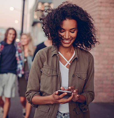 Frau tippt auf Smartphone