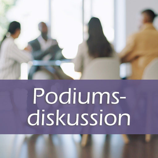 Eine Gruppe Männer und Frauen sitzt gemeinsam am Tisch und spricht miteinander. Die Szene ist unscharf, darüber liegt ein Schriftzug Podiumsdiskussion auf lila Fond.