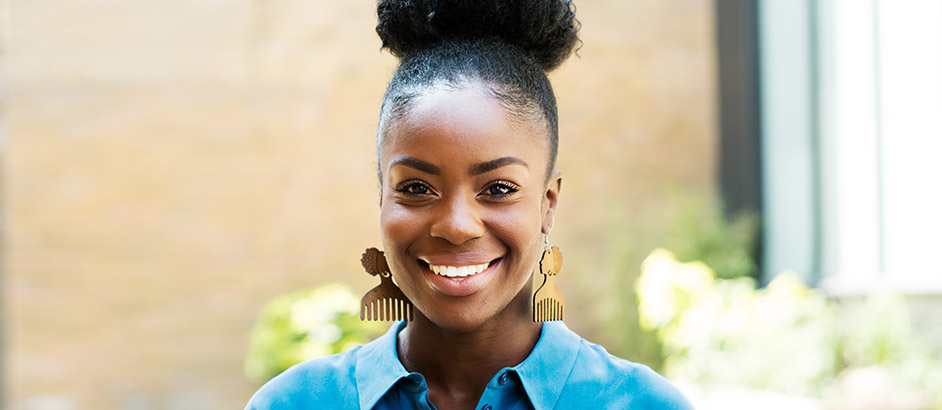 Afrikanische junge Frau lächelt in die Kamera