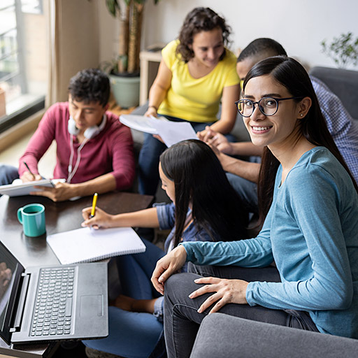 Studenten lernen gemeinsam zuhause