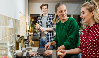 Freunde kochen zusammen und haben Spaß