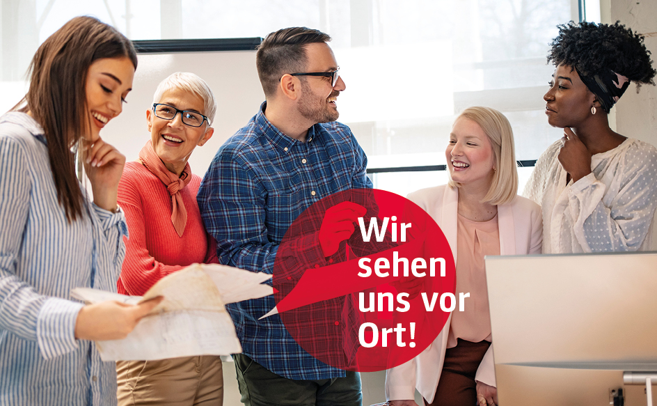 Gruppe von Menschen mit unterschiedlichem Alter und ethnischer Herkunft diskutiert miteinander. Text: Wir sehen uns vor Ort. 