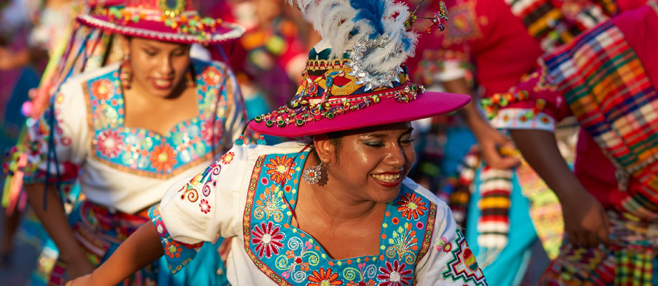 lateinamerikanische Tänzerinnen mir großen Hüten