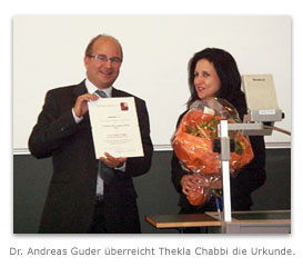 Dr. Andreas Guder überreicht Thekla Chabbi die Urkunde.