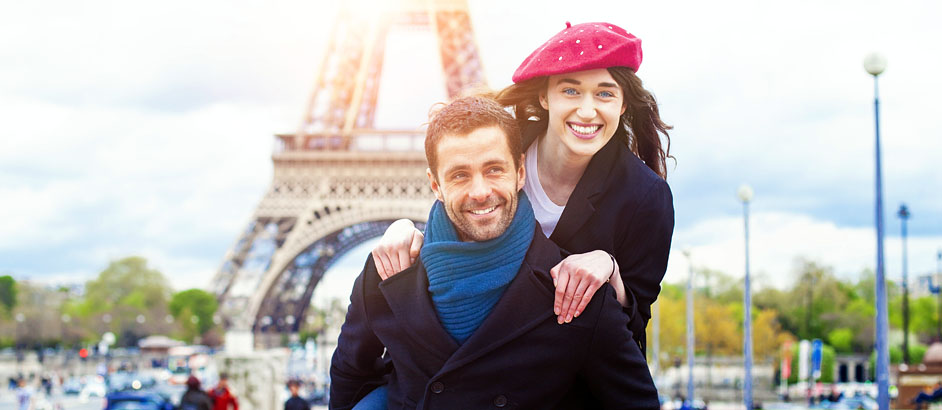 Paar steht vor Eifelturm in Paris